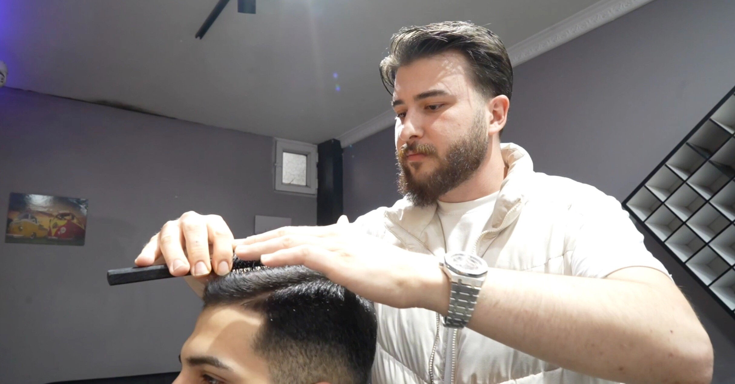 Depreme küçük çocuğu tıraş ederken yakalandı: Canından önce onu düşündü! O anlar kamerada - 1. Resim