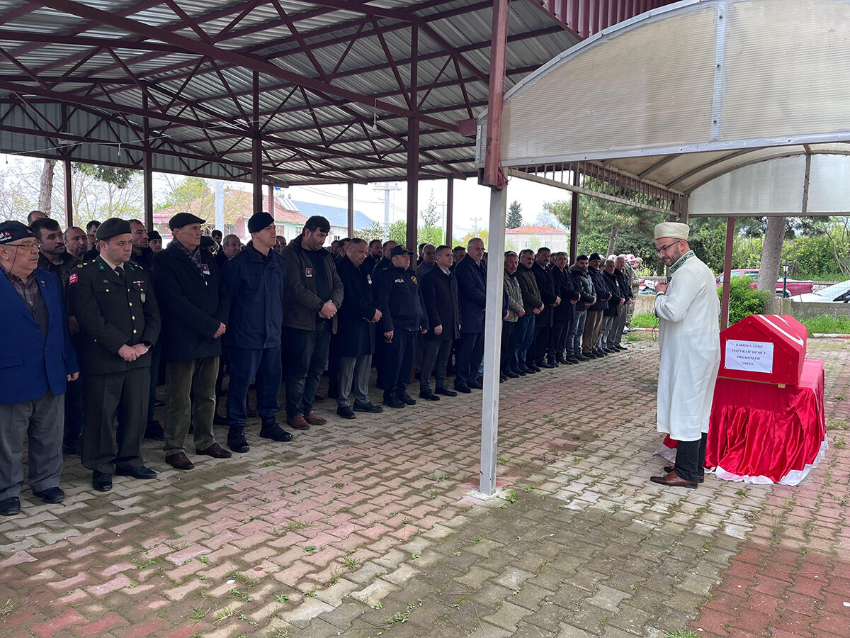 Dualarla uğurlandı! Samsun'da Kıbrıs gazisine son görev - 1. Resim