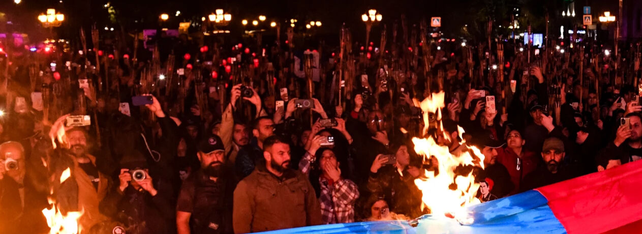 Erivan’da Türk ve Azerbaycan bayrakları yakıldı! Paşinyan’dan beklenmedik tepki geldi - 1. Resim