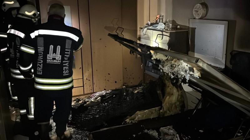 Erzurum'da dehşete düşüren olay! Karısı boşanmak istiyor diye evi ateşe verdi, 16 komşusunu hastanelik etti Erzurum'da dehşete düşüren olay! Karısı boşanmak istiyor diye evi ateşe verdi, 16 komşusunu hastanelik etti - 3. Resim
