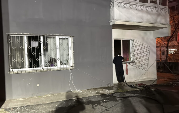 Erzurum'da dehşete düşüren olay! Karısı boşanmak istiyor diye evi ateşe verdi, 16 komşusunu hastanelik etti Erzurum'da dehşete düşüren olay! Karısı boşanmak istiyor diye evi ateşe verdi, 16 komşusunu hastanelik etti - 1. Resim