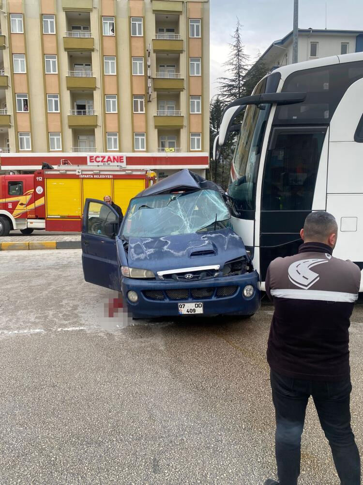 Isparta'da yolcu otobüsü, ticari araçla çarpıştı! Ölü ve yaralananlar var - 1. Resim