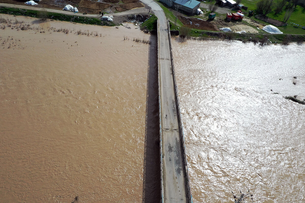 Murat Nehri taştı, kilometrelerce arazi sular altında kaldı Murat Nehri taştı, kilometrelerce arazi sular altında kaldı - 5. Resim