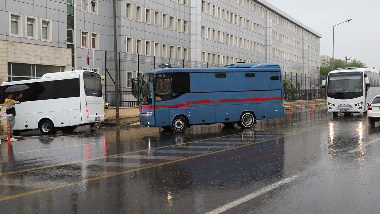Narin Güran davasında ikinci duruşma! Tek tek adliyeye getirildiler Narin Güran davasında ikinci duruşma! Tek tek adliyeye getirildiler - 1. Resim