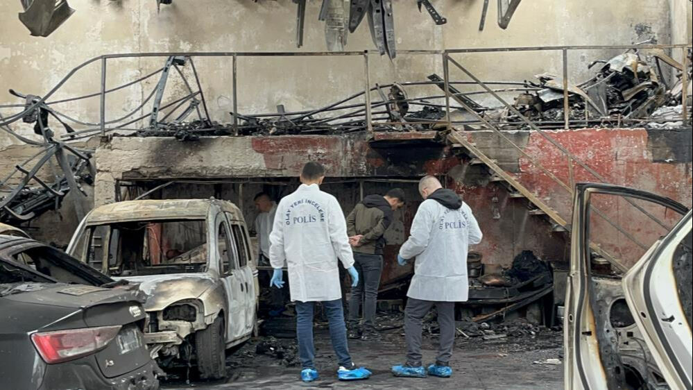 Tekirdağ'da işyerinde yangın çıktı! Milyonlarca liralık araçlar kül oldu Tekirdağ'da işyerinde yangın çıktı! Milyonlarca liralık araçlar kül oldu - 2. Resim