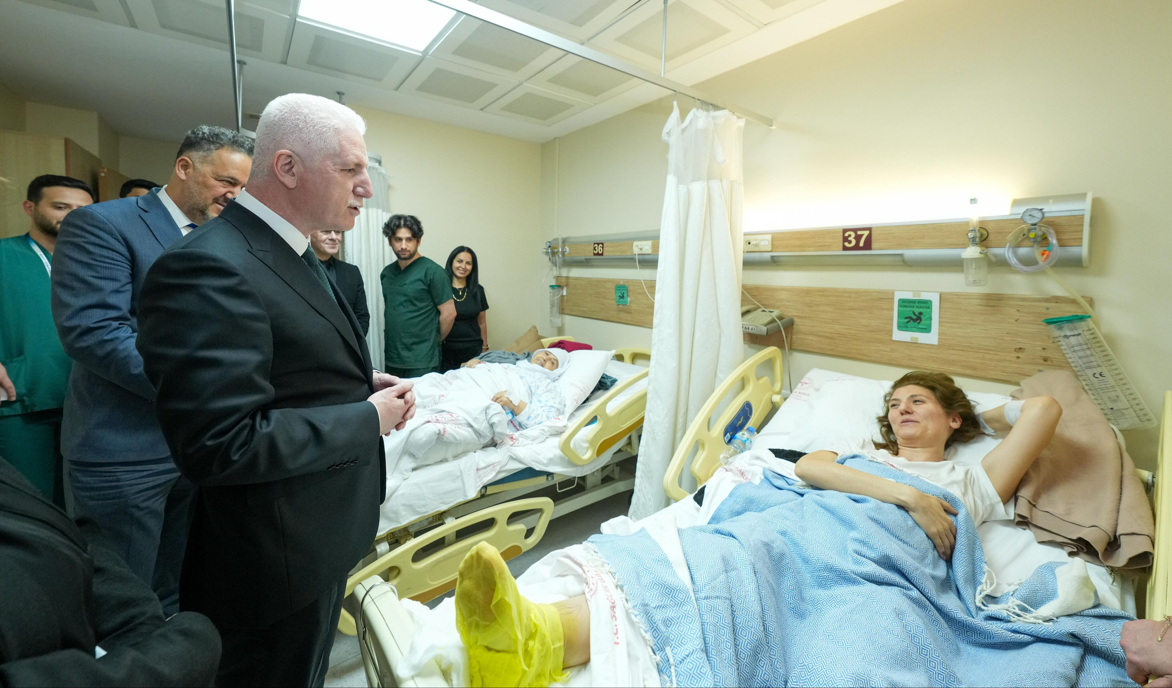 Vali Davut Gül'den depremde yaralanan vatandaşlara ziyaret Vali Davut Gül'den depremde yaralanan vatandaşları ziyaret - 2. Resim