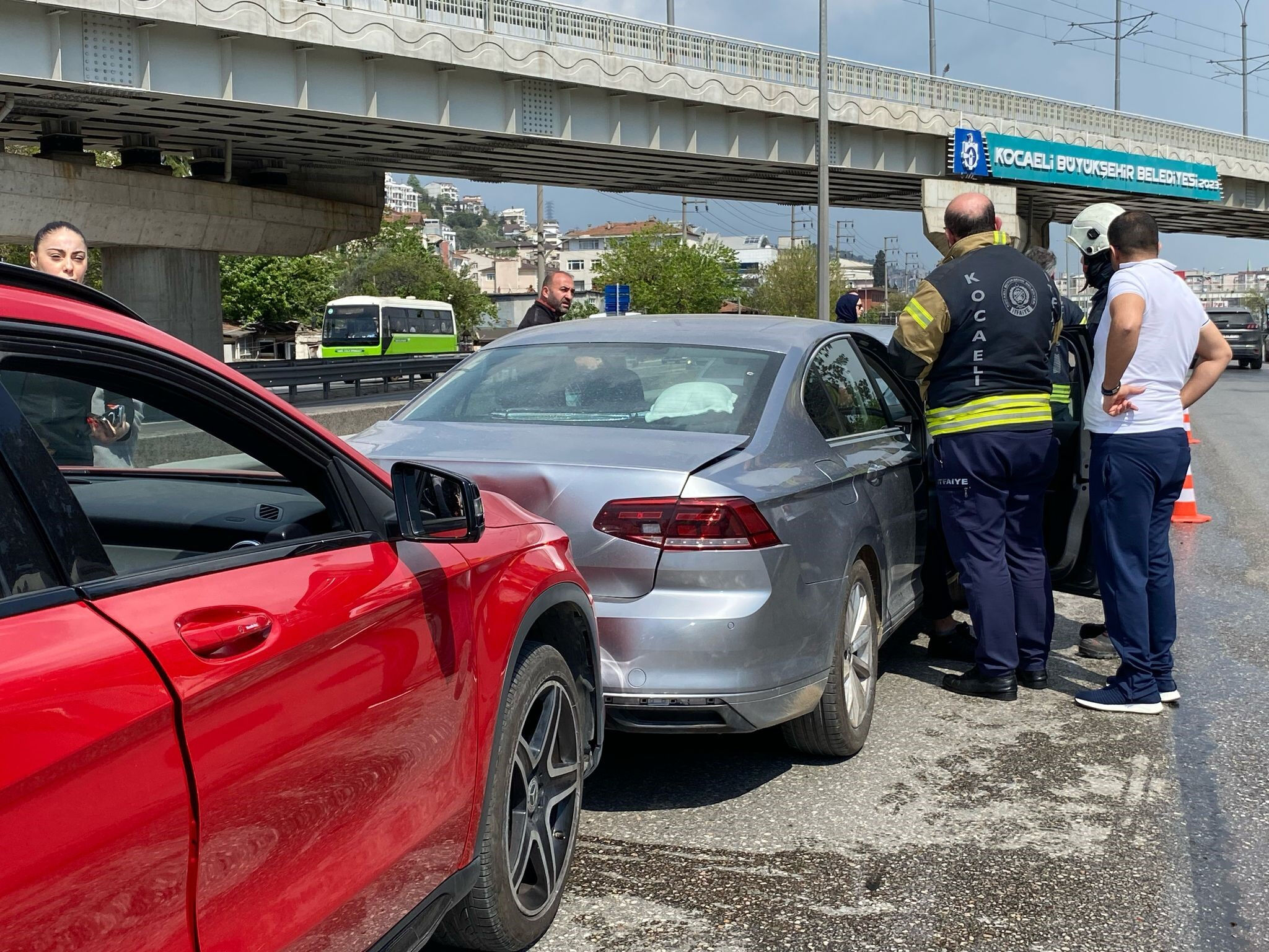 5 aracın karıştığı zincirleme trafik kazasında ortalık savaş alanına döndü! Yaralılar var - 2. Resim