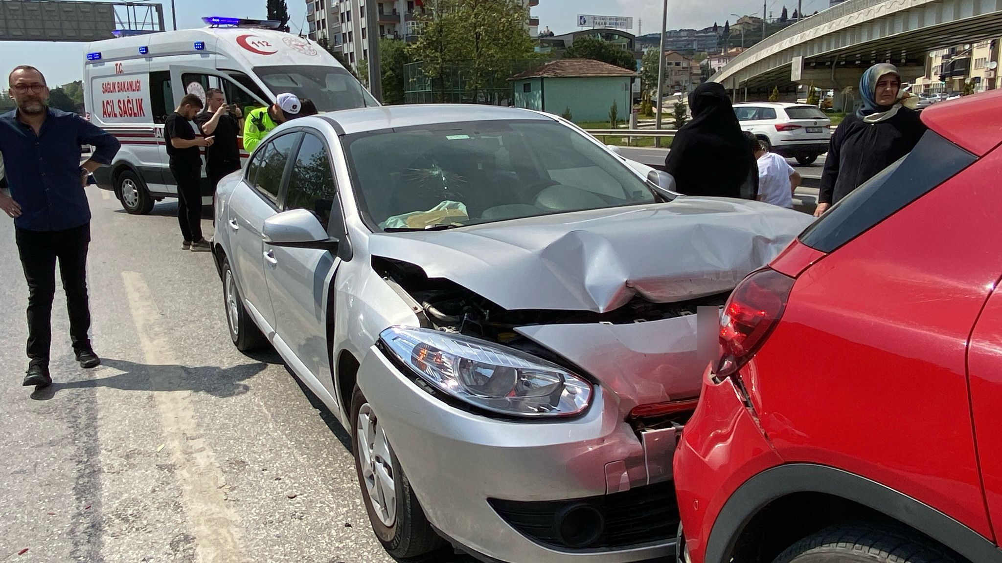 5 aracın karıştığı zincirleme trafik kazasında ortalık savaş alanına döndü! Yaralılar var - 1. Resim