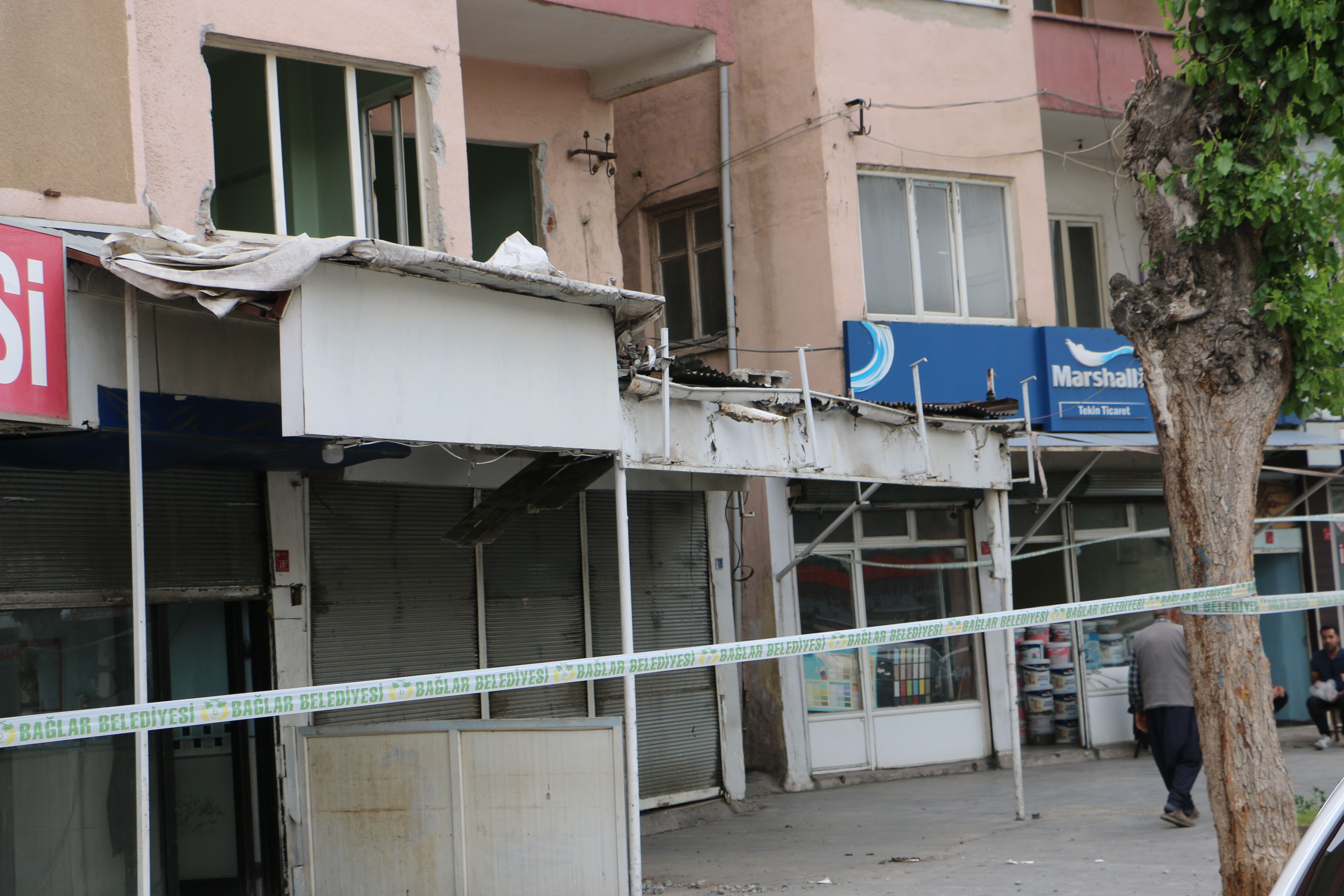 Ağır hasarlı bina tehlike saçıyor! Deprem gündeminde korkutan yapı Ağır hasarlı bina tehlike saçıyor! Deprem gündeminde korkutan yapı - 2. Resim
