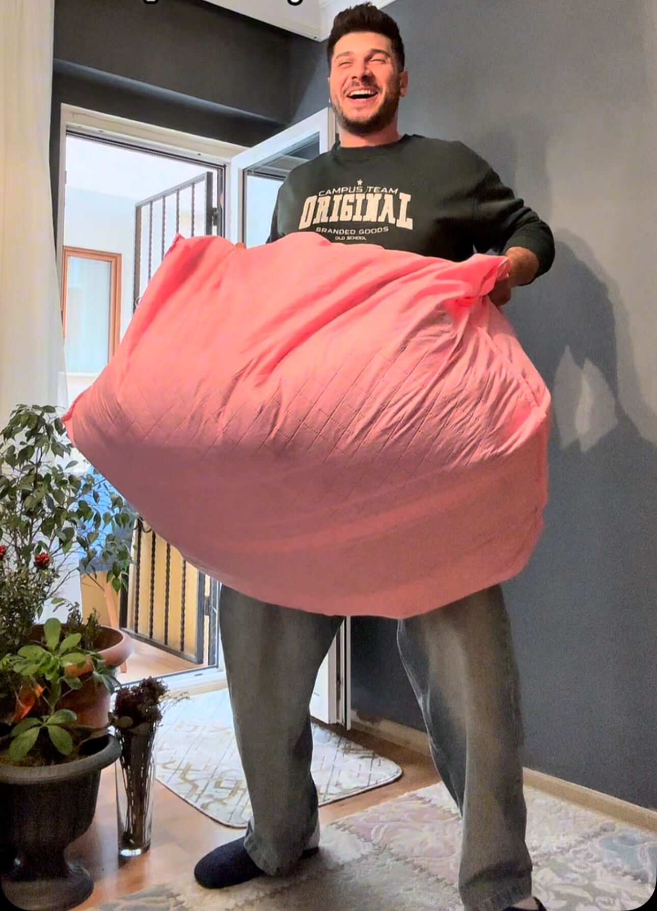 'Annemin aşırı acil deprem çantası' diyerek paylaştı! Bu zor günlerde yüzleri gülümsetti - 2. Resim