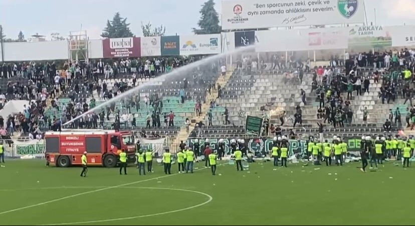 Bir zamanlar Süper Lig'deydi! Denizlispor amatör lige düştü, taraftar stadı ateşe verdi Bir zamanlar Süper Lig'deydi! Denizlispor amatör lige düştü, taraftar stadı ateşe verdi - 1. Resim