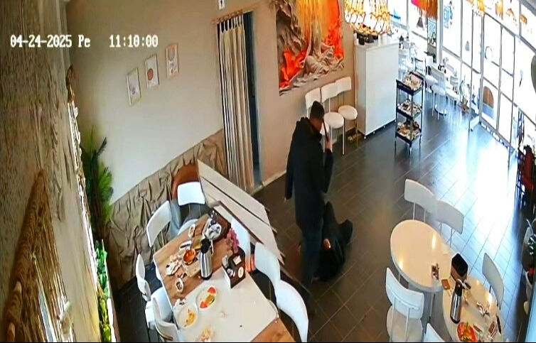 Boşanma davası açan eşini öldürüp, intihar etti! Dehşet anı saniye saniye kamerada Boşanma davası açan eşini öldürüp, intihar etti! Dehşet anı saniye saniye kamerada - 3. Resim