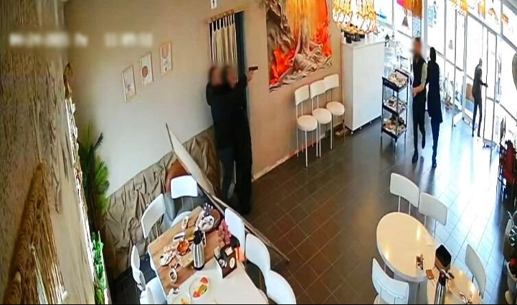Boşanma davası açan eşini öldürüp, intihar etti! Dehşet anı saniye saniye kamerada Boşanma davası açan eşini öldürüp, intihar etti! Dehşet anı saniye saniye kamerada - 2. Resim