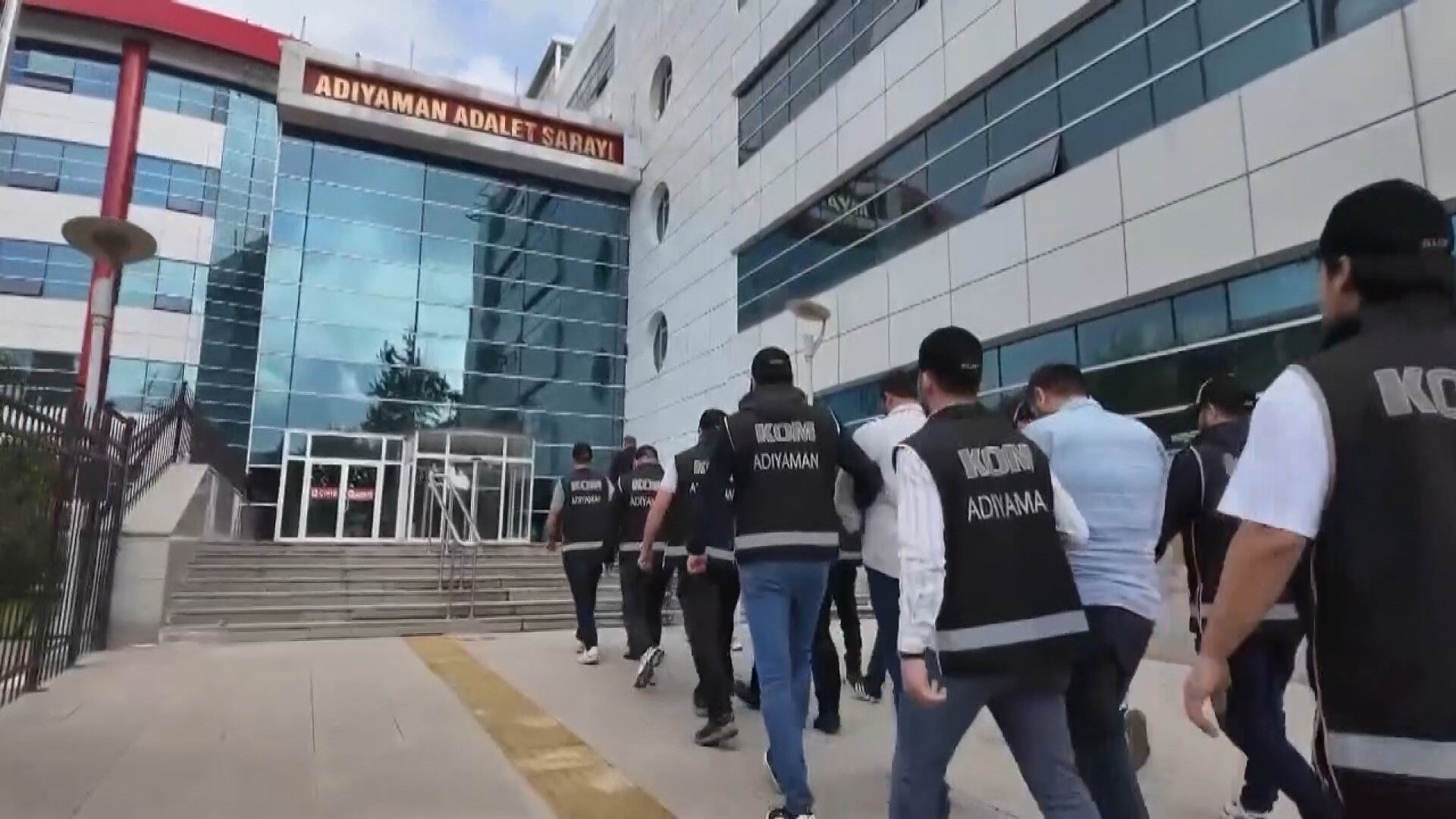 Büyü bozduğunu iddia eden sahtekar yakalandı! Evinden çıkanlar ekipleri şoke etti Büyü bozduğunu iddia eden sahtekar yakalandı! Evinden çıkanlar ekipleri şoke etti - 4. Resim