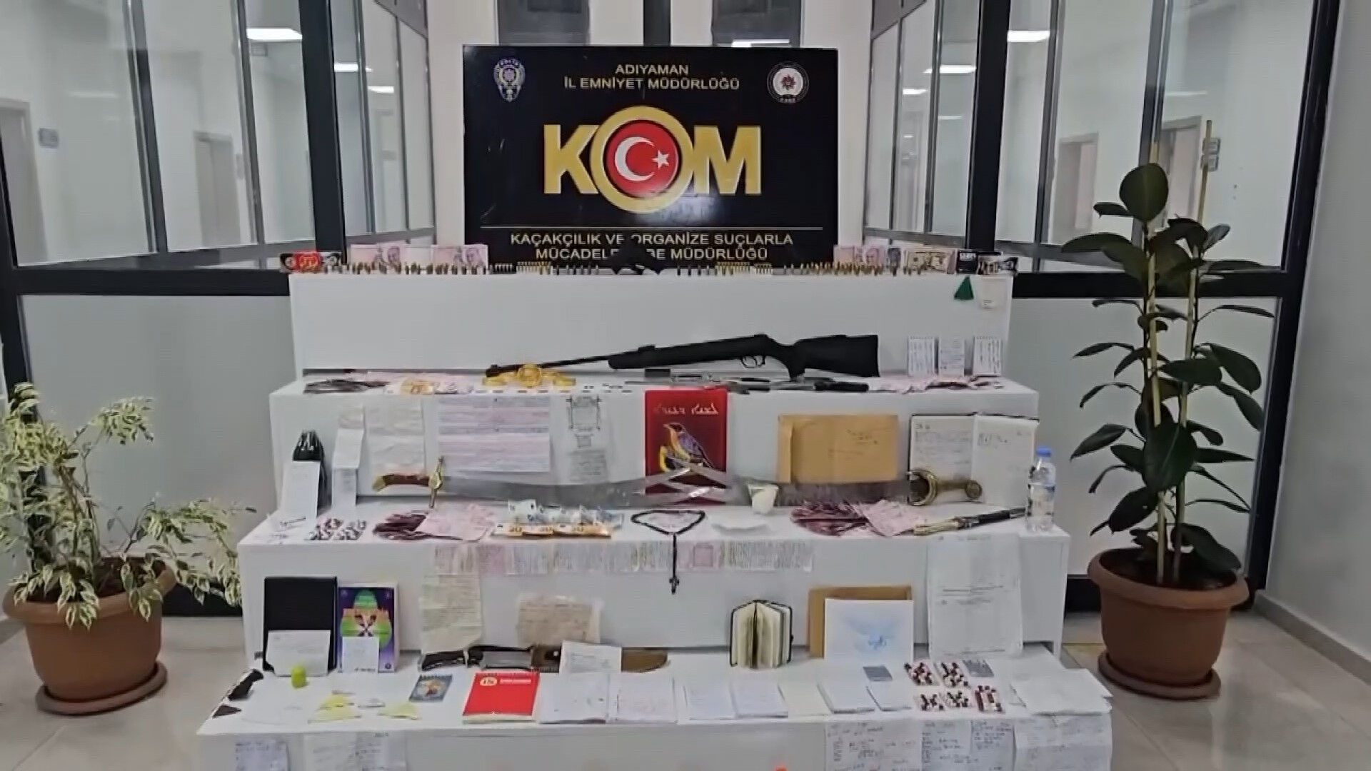 Büyü bozduğunu iddia eden sahtekar yakalandı! Evinden çıkanlar ekipleri şoke etti Büyü bozduğunu iddia eden sahtekar yakalandı! Evinden çıkanlar ekipleri şoke etti - 3. Resim