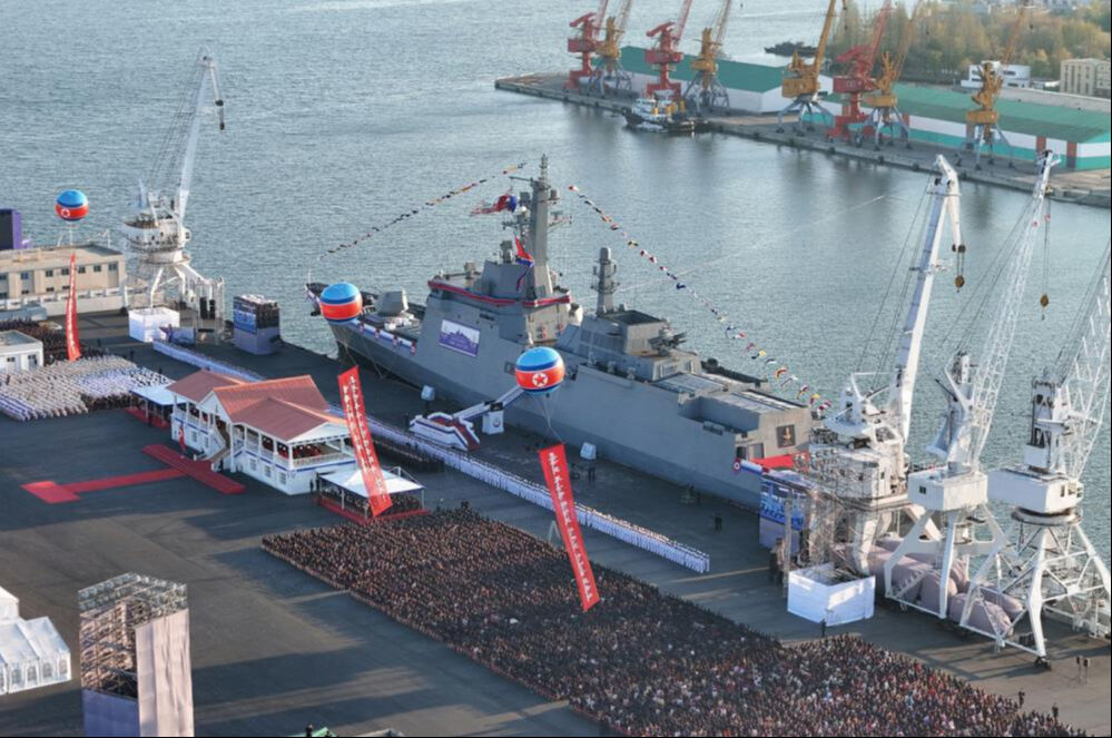 Dünya izledi! Kuzey Kore'de tarihi an... 5 bin tonluk dev suya indirildi - 3. Resim