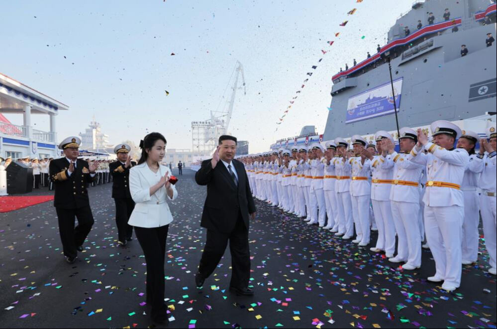 Dünya izledi! Kuzey Kore'de tarihi an... 5 bin tonluk dev suya indirildi - 1. Resim