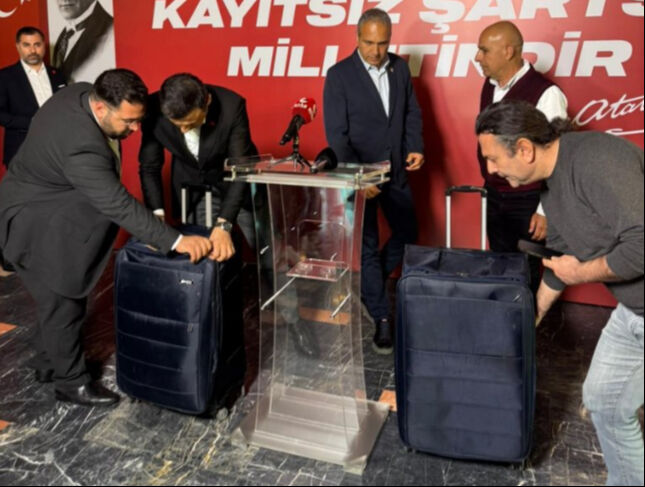 Ekrem İmamoğlu'nun otel görüntülerine ilişkin CHP'den açıklama: Özgür Çelik canlı yayında valizleri açarak gösterdi Ekrem İmamoğlu'nun otel görüntülerine ilişkin CHP'den açıklama: Özgür Çelik canlı yayında valizleri açarak gösterdi - 3. Resim