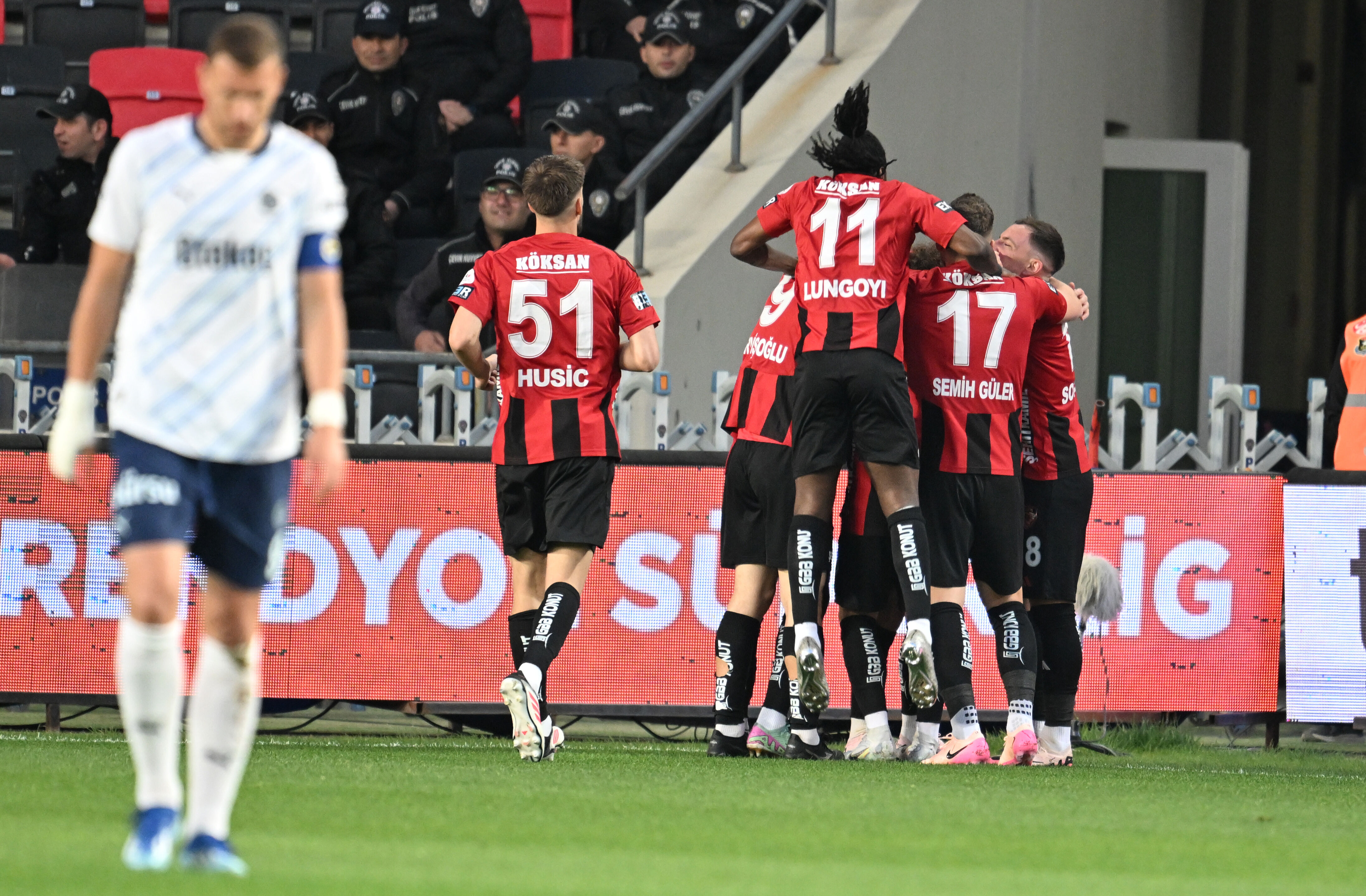 Fenerbahçe üç dakikada fırtına gibi esti! 3 dakikada 3 gol... CANLI ANLATIM | Gaziantep FK - Fenerbahçe - 2. Resim