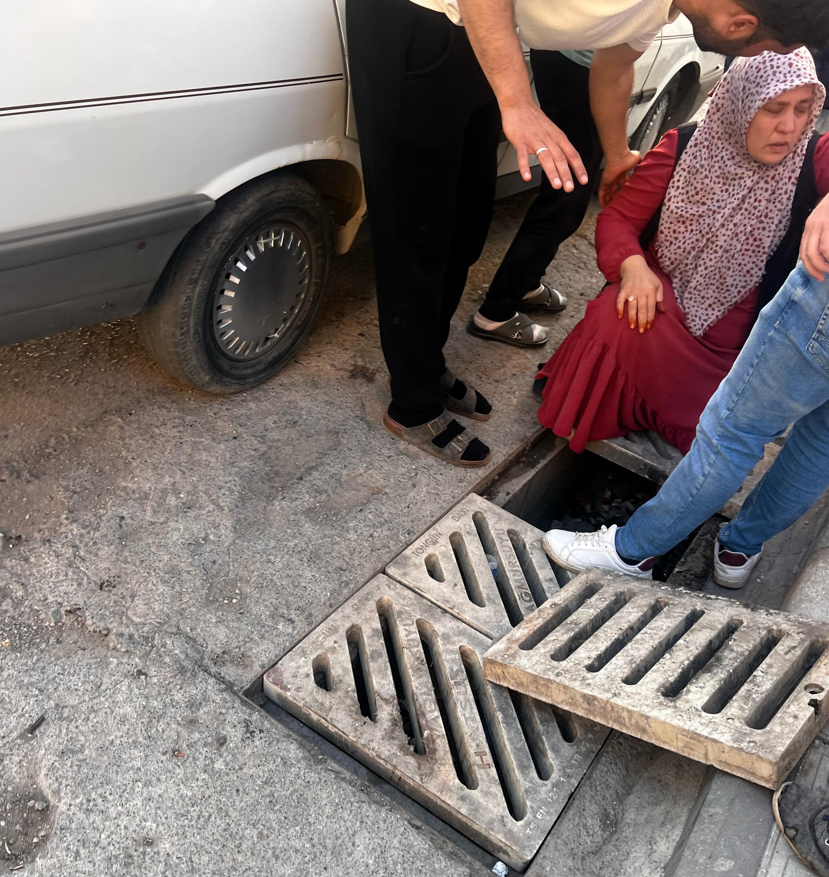 Hatay'da ilginç olay! Mazgala sıkıştı, böyle kurtarılmayı bekledi - 1. Resim