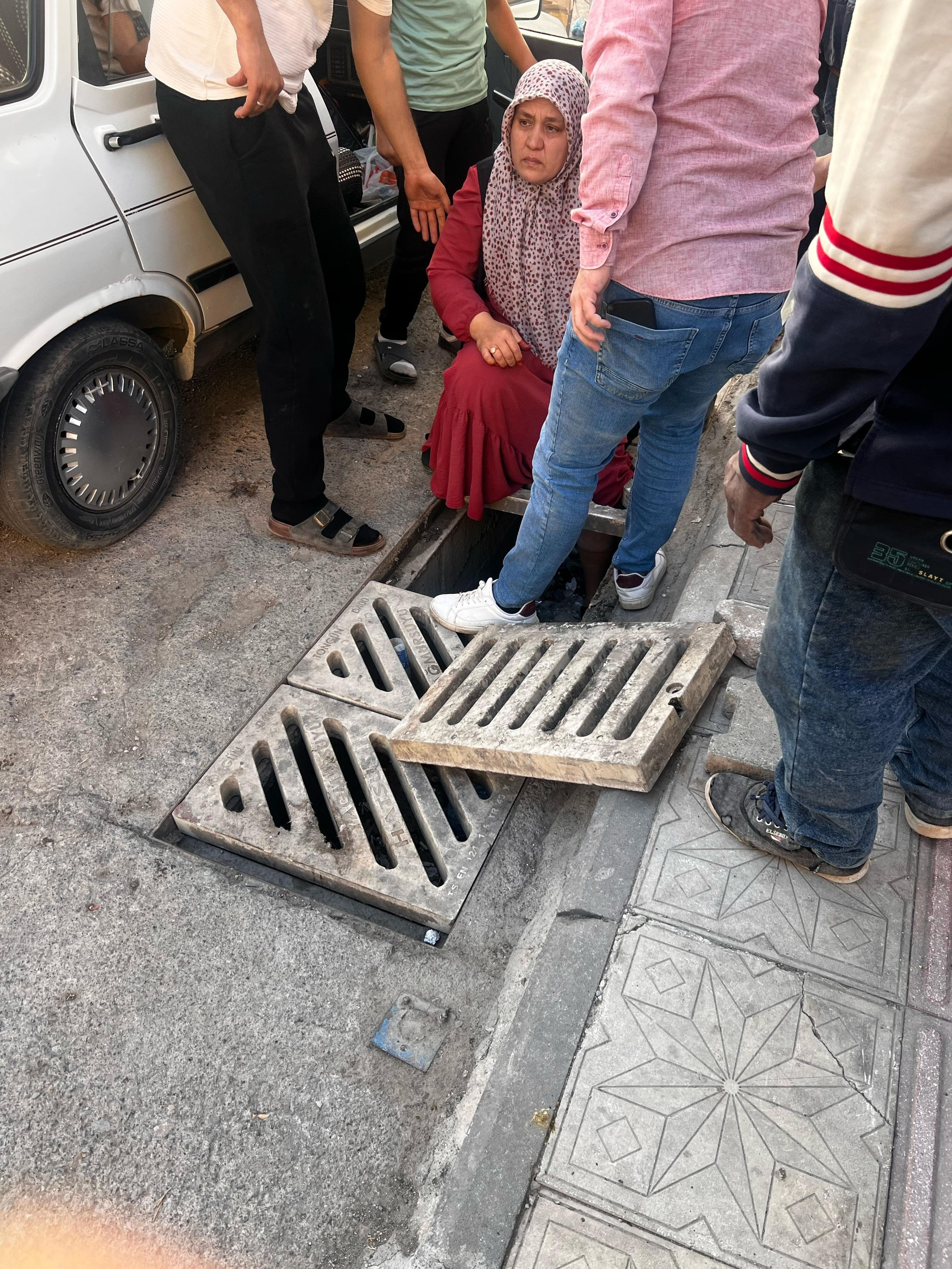 Hatay'da ilginç olay! Mazgala sıkıştı, böyle kurtarılmayı bekledi - 2. Resim