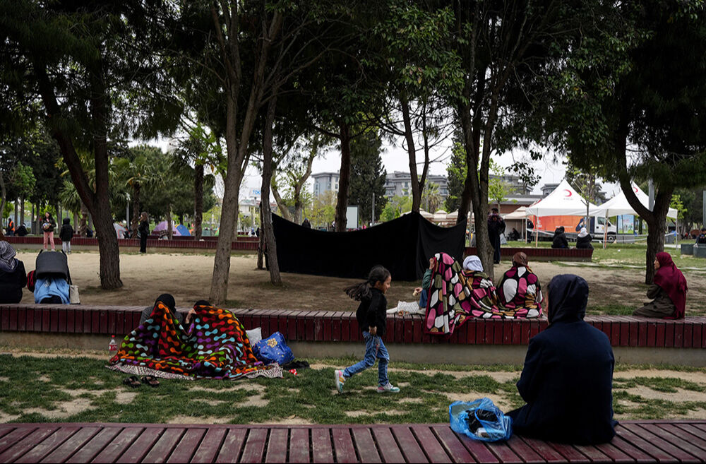 İstanbul çadır - kent! Deprem korkusu ile evlerine giremeyenler parklarda kalıyor İstanbul çadır - kent! Deprem korkusu ile evlerine giremeyenler parklarda kalıyor - 3. Resim