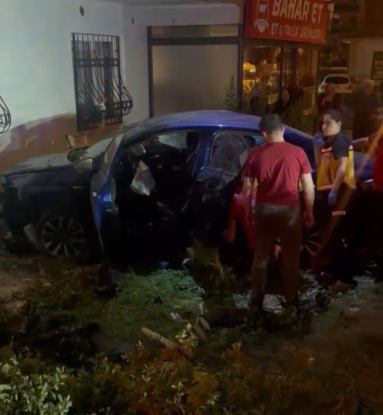 Mersin'de feci kaza! Araba uçtu, insanlar yola savruldu Mersin'de feci kaza! Araba uçtu, insanlar yola savruldu - 1. Resim