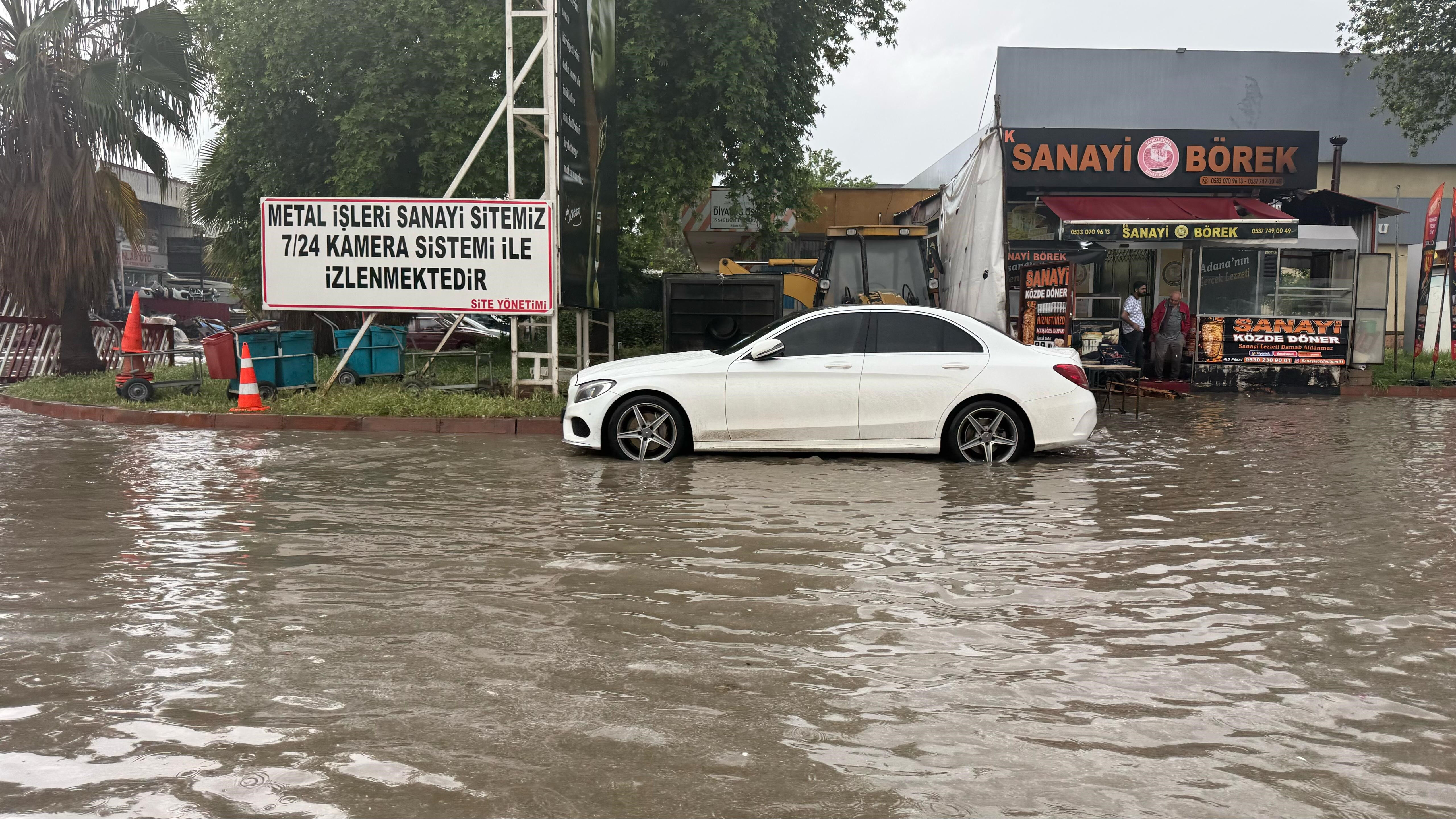 Meteoroloji sağanak yağış için uyarmıştı! Caddeler havuza döndü, vatandaş yüzdü! Meteoroloji sağanak yağış için uyarmıştı! Caddeler havuza döndü, vatandaş yüzdü! - 2. Resim