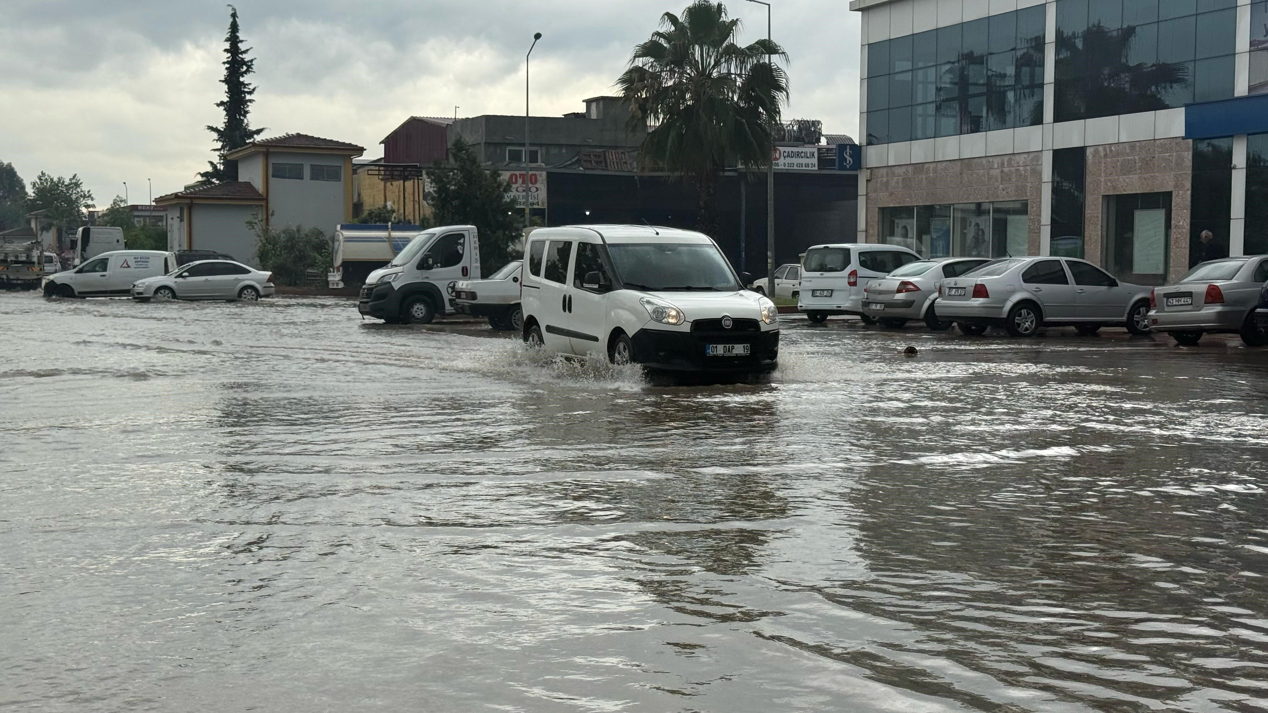 Meteoroloji sağanak yağış için uyarmıştı! Caddeler havuza döndü, vatandaş yüzdü! Meteoroloji sağanak yağış için uyarmıştı! Caddeler havuza döndü, vatandaş yüzdü! - 4. Resim
