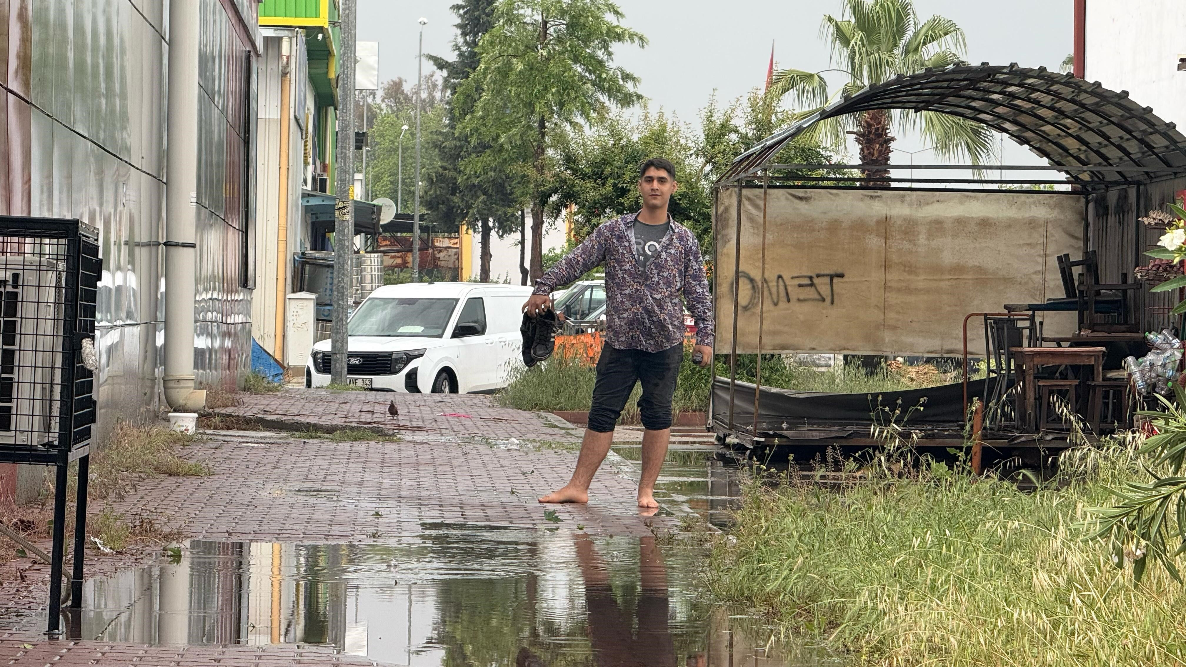 Meteoroloji sağanak yağış için uyarmıştı! Caddeler havuza döndü, vatandaş yüzdü! Meteoroloji sağanak yağış için uyarmıştı! Caddeler havuza döndü, vatandaş yüzdü! - 3. Resim