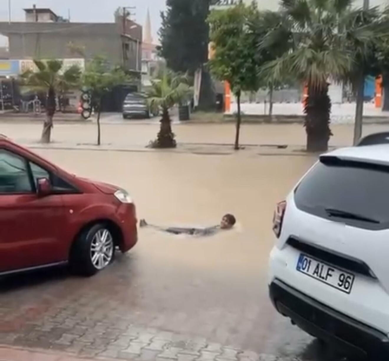 Meteoroloji sağanak yağış için uyarmıştı! Caddeler havuza döndü, vatandaş yüzdü! Meteoroloji sağanak yağış için uyarmıştı! Caddeler havuza döndü, vatandaş yüzdü! - 1. Resim