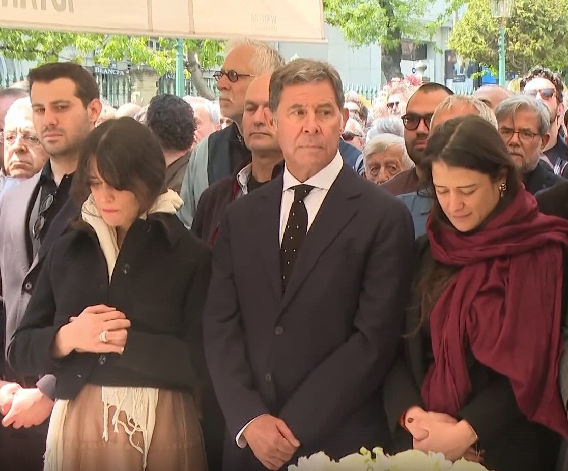 Osman Boyner'in cenazesinde dikkat çeken detay! Erkeklerle aynı safta başları açık namaz kıldılar Osman Boyner'in cenazesinde dikkat çeken detay! Erkeklerle aynı safta başları açık namaz kıldılar - 4. Resim