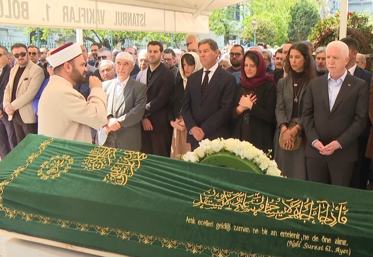 Osman Boyner'in cenazesinde dikkat çeken detay! Erkeklerle aynı safta başları açık namaz kıldılar Osman Boyner'in cenazesinde dikkat çeken detay! Erkeklerle aynı safta başları açık namaz kıldılar - 2. Resim