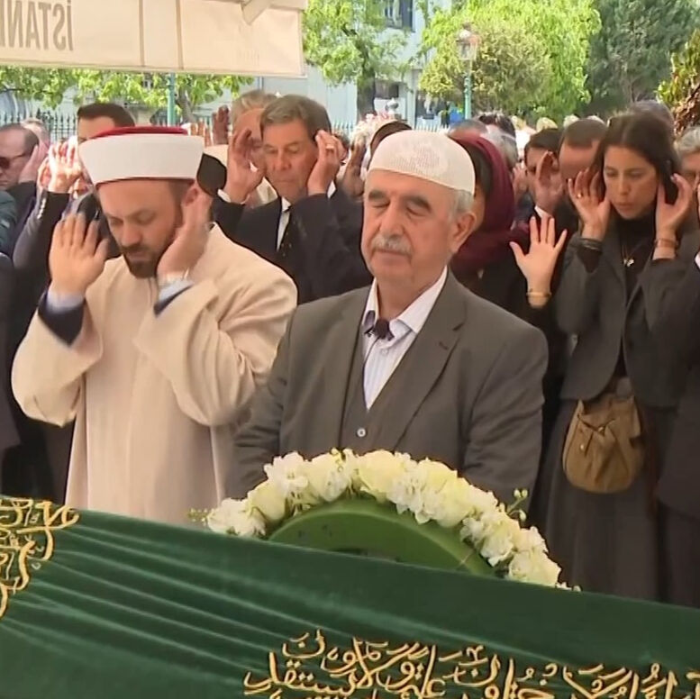 Osman Boyner'in cenazesinde dikkat çeken detay! Erkeklerle aynı safta başları açık namaz kıldılar Osman Boyner'in cenazesinde dikkat çeken detay! Erkeklerle aynı safta başları açık namaz kıldılar - 3. Resim