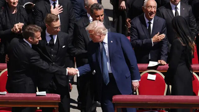 Roma'da sürpriz temas! Trump ve Zelenskiy bir araya geldi Roma'da sürpriz temas! Trump ve Zelenskiy bir araya geldi - 1. Resim