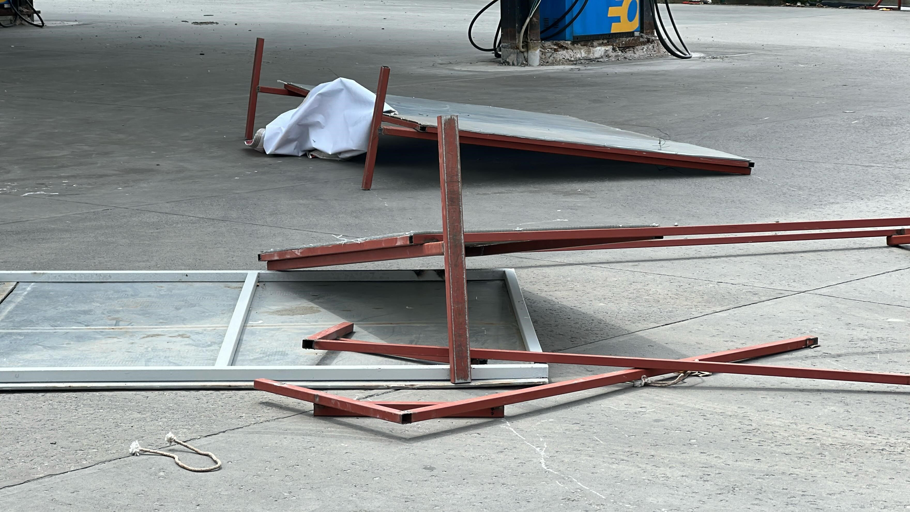 Ataşehir'de korkutan olay! Vatandaşın üzerine dev pano düştü Ataşehir'de korkutan olay! Vatandaşın üzerine dev pano düştü - 1. Resim