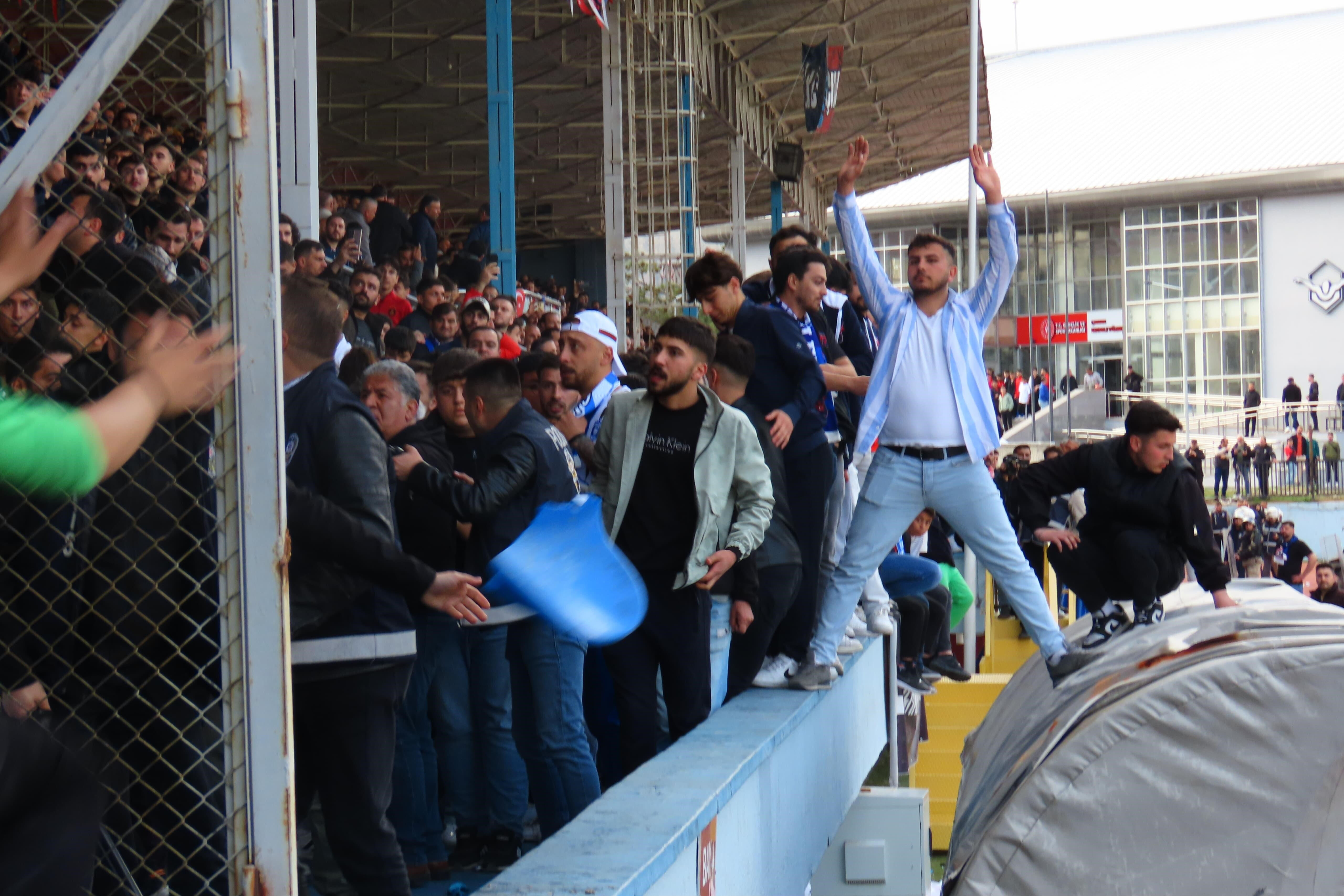 B&ouml;lgesel Amat&ouml;r Lig 'de (BAL) kan aktı... Taraftar kavgasını polis zar zor ayırdı - 1. Resim