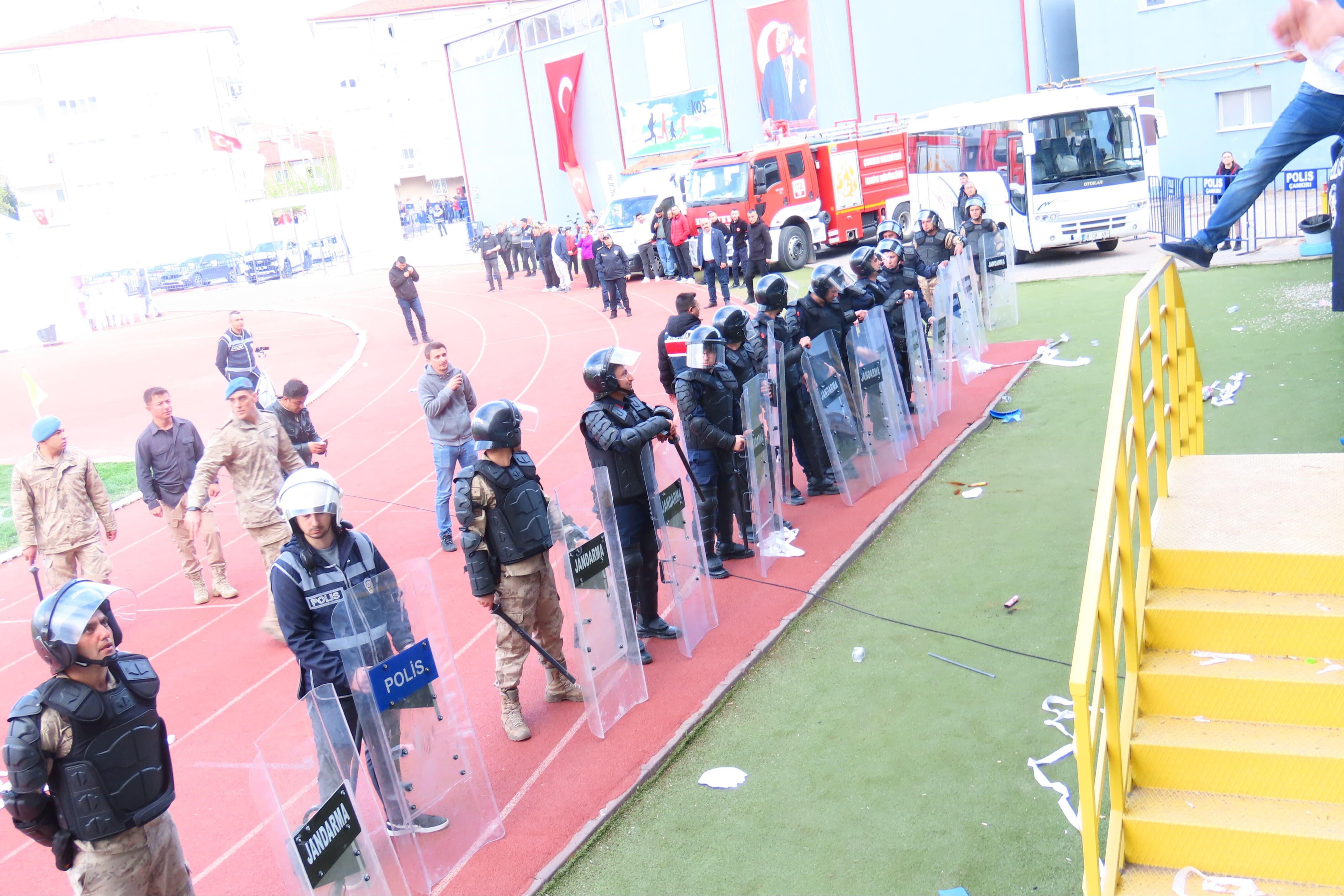 B&ouml;lgesel Amat&ouml;r Lig 'de (BAL) kan aktı... Taraftar kavgasını polis zar zor ayırdı - 2. Resim