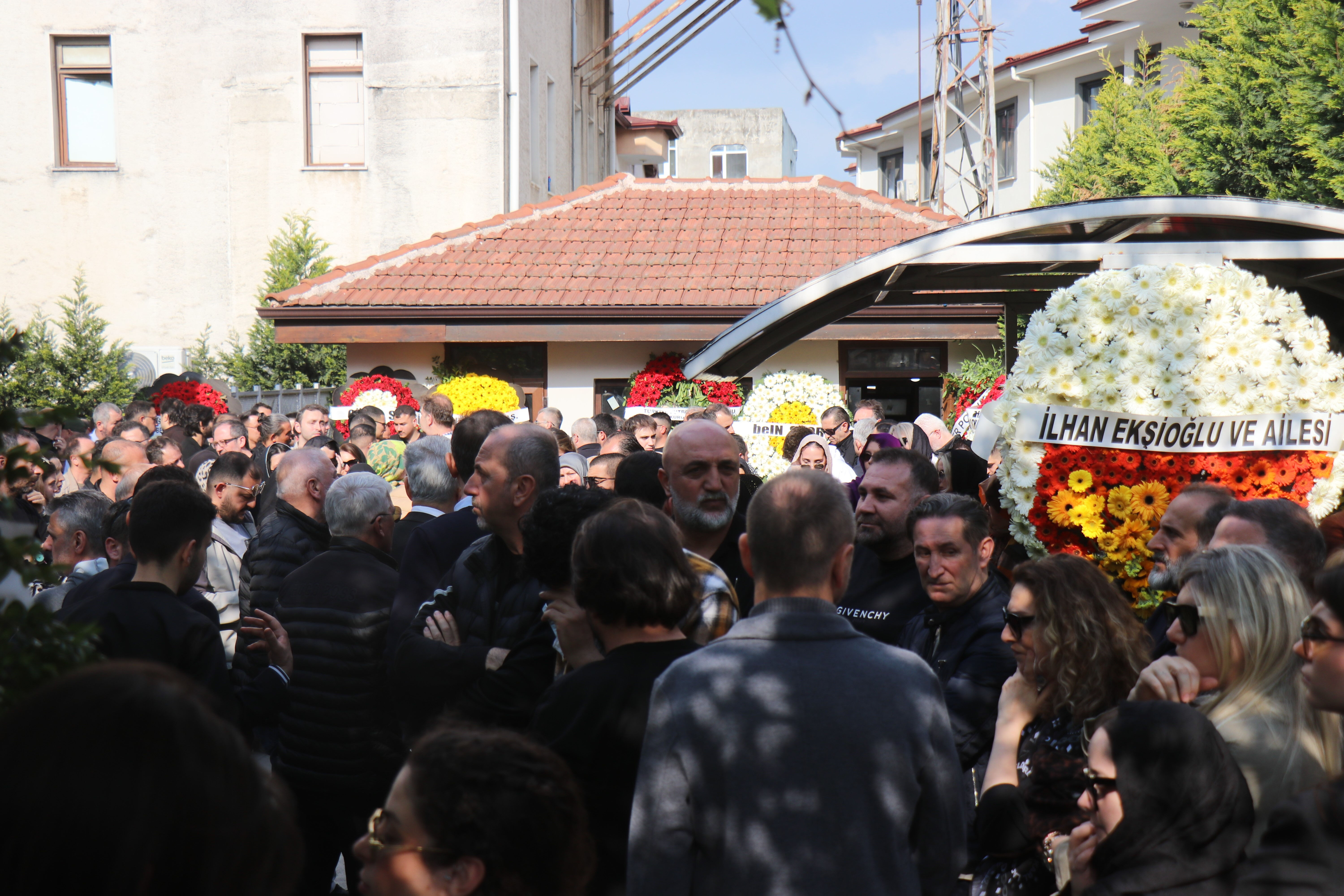 Bülent Uygun'un en acı günü! Kızı son yolculuğuna uğurlandı: Gözyaşları yürek yaktı Bülent Uygun'un en acı günü! Kızı son yolculuğuna uğurlandı: Gözyaşları yürek yaktı - 3. Resim