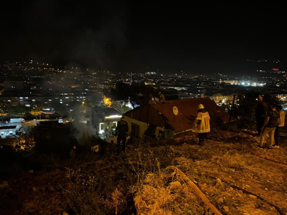 Bursa'da korkutan yangın! İnsanlar paniğe kapıldı, çok sayıda ekip müdahale etti Bursa'da korkutan yangın! İnsanlar paniğe kapıldı, çok sayıda ekip müdahale etti - 1. Resim