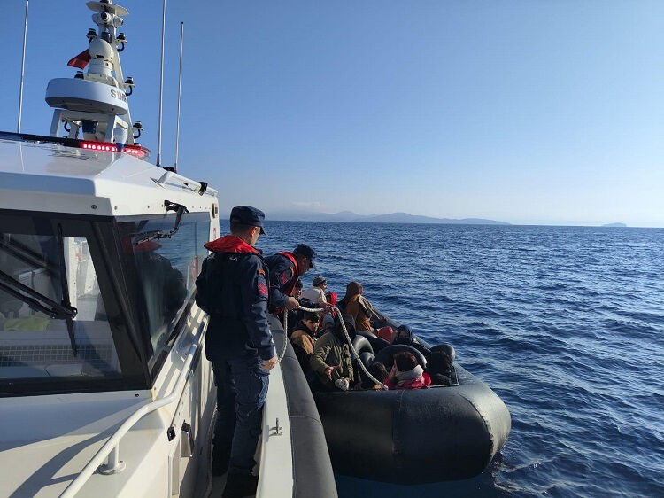 İzmir'de çok sayıda düzensiz göçmen yakalandı! - 1. Resim