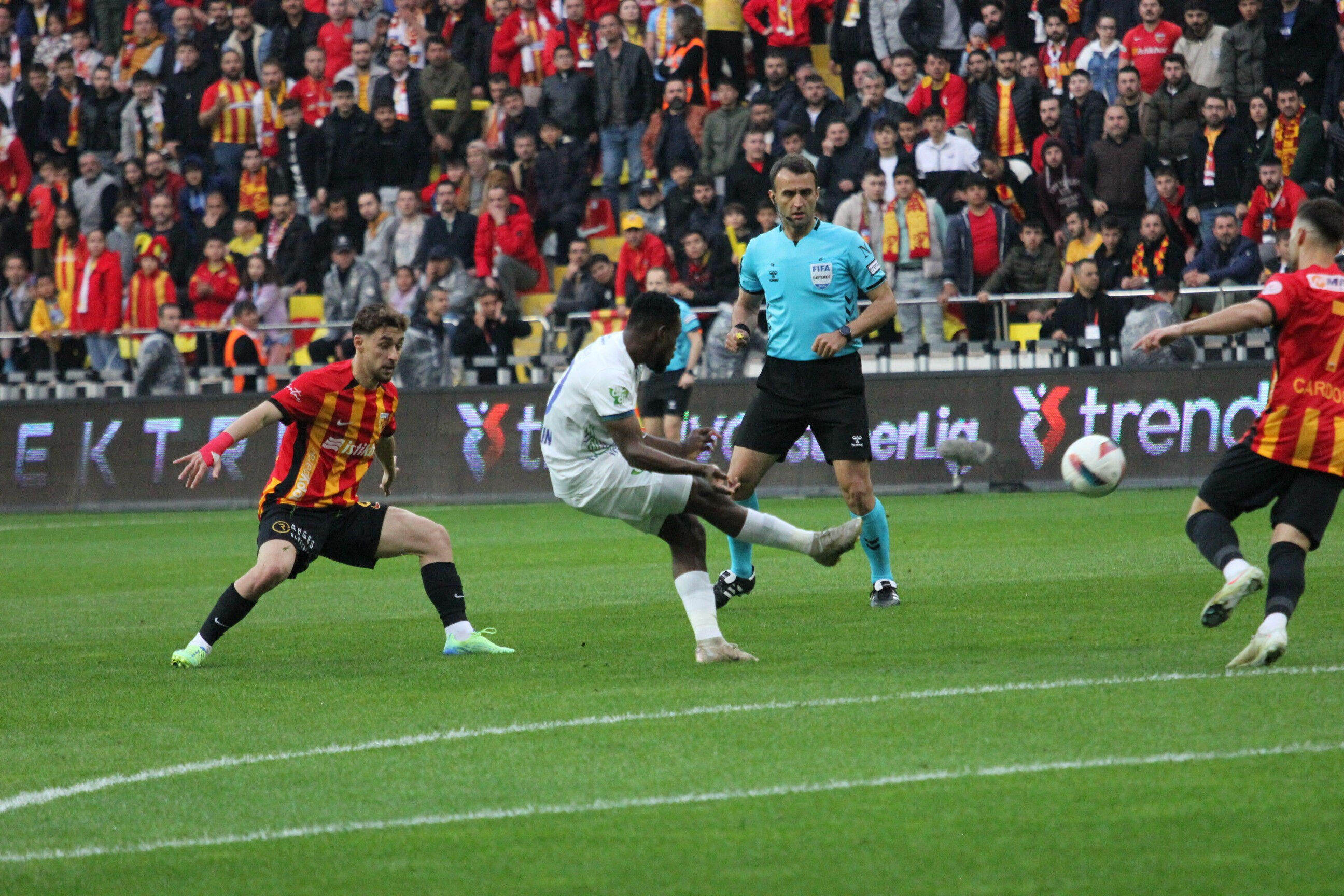 Kayserispor evinde hata yapmıyor! Galibiyet tek golle geldi Bellona Kayserispor - Çaykur Rizespor | CANLI ANLATIM - 3. Resim