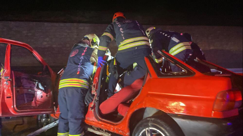 Kocaeli'de kaza! Bariyerlere dalan otomobil 2 kişiye mezar oldu Kocaeli'de kaza! Bariyerlere dalan otomobil 2 kişiye mezar oldu - 1. Resim