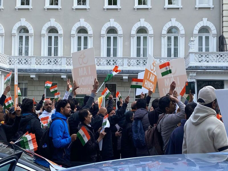 Pakistan temsilciliklerine eş zamanlı saldırılar: Londra ayağa kalktı Pakistan temsilciliklerine eş zamanlı saldırılar: Londra ayağa kalktı - 1. Resim