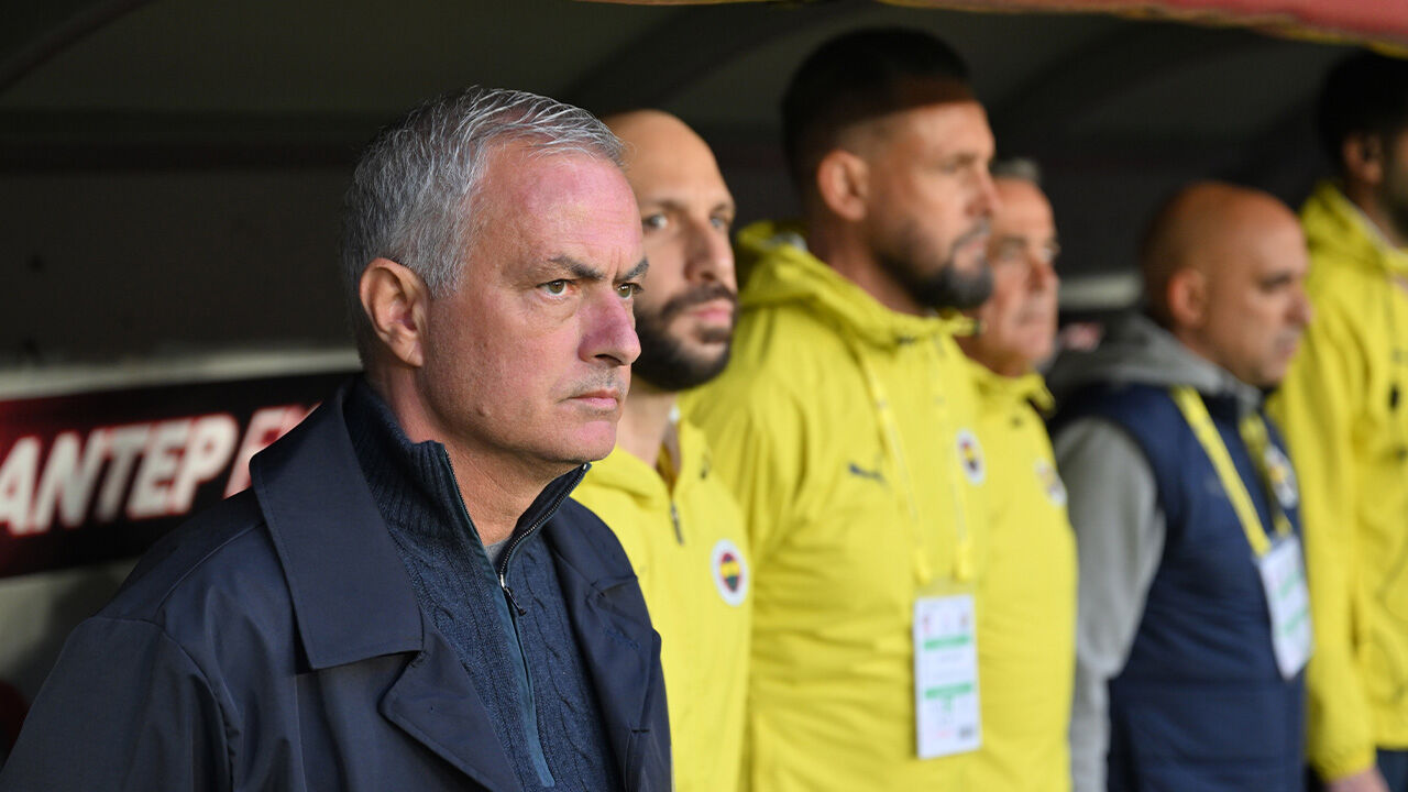 Sergen Yalçın Fenerbahçeli iki yıldızı topa tuttu! "Futbolu bıraksın, o ikisiyle olmaz" Sergen Yalçın Fenerbahçeli iki yıldızı topa tuttu! "Futbolu bıraksın, o ikisiyle olmaz" - 1. Resim