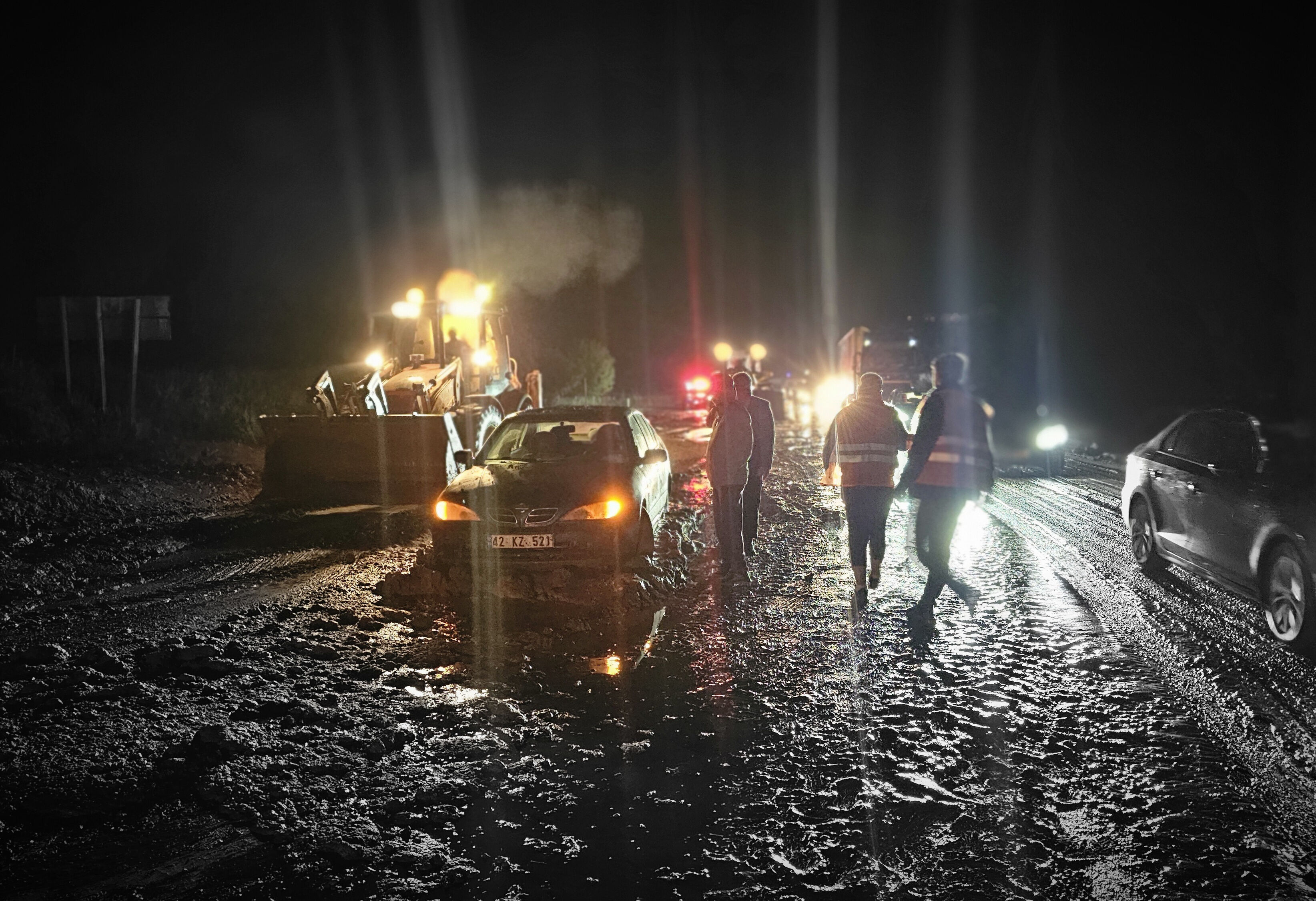 Siirt'i sel bastı! Yollar ulaşıma kapandı, araçlar çamura saplandı Siirt'i sel bastı! Yollar ulaşıma kapandı, araçlar çamura saplandı - 1. Resim