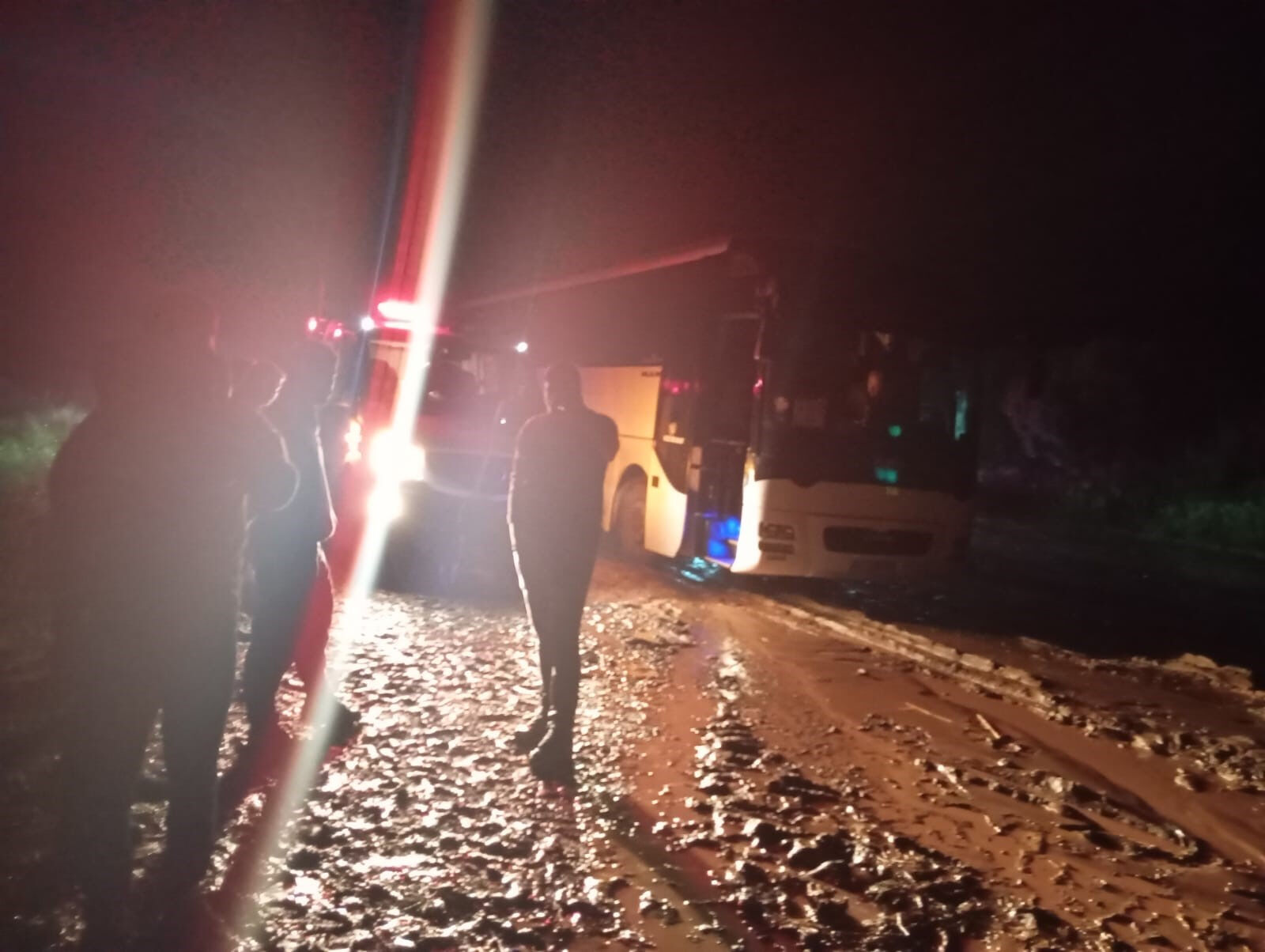 Siirt'i sel bastı! Yollar ulaşıma kapandı, araçlar çamura saplandı Siirt'i sel bastı! Yollar ulaşıma kapandı, araçlar çamura saplandı - 2. Resim