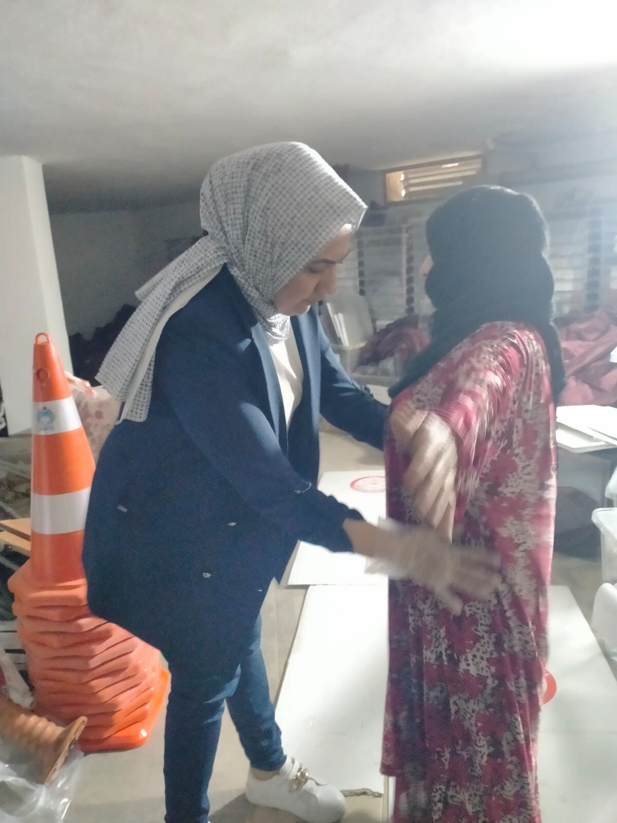 Vatandaşları bezdirdiler! İki kadın ve 3 çocuğu ekipleri harekete geçirdi Vatandaşları bezdirdiler! İki kadın ve 3 çocuğu ekipleri harekete geçirdi - 3. Resim