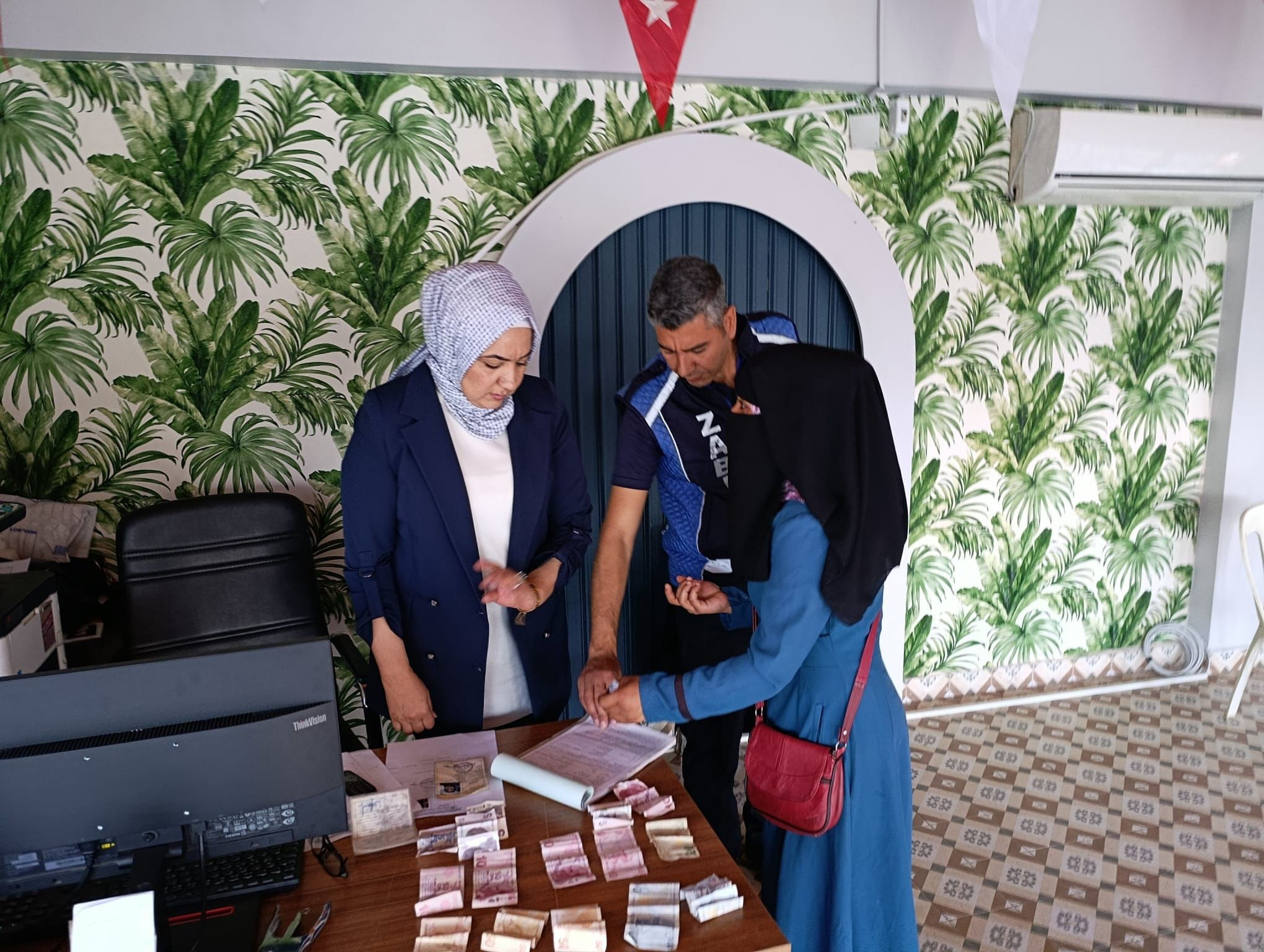 Vatandaşları bezdirdiler! İki kadın ve 3 çocuğu ekipleri harekete geçirdi Vatandaşları bezdirdiler! İki kadın ve 3 çocuğu ekipleri harekete geçirdi - 1. Resim