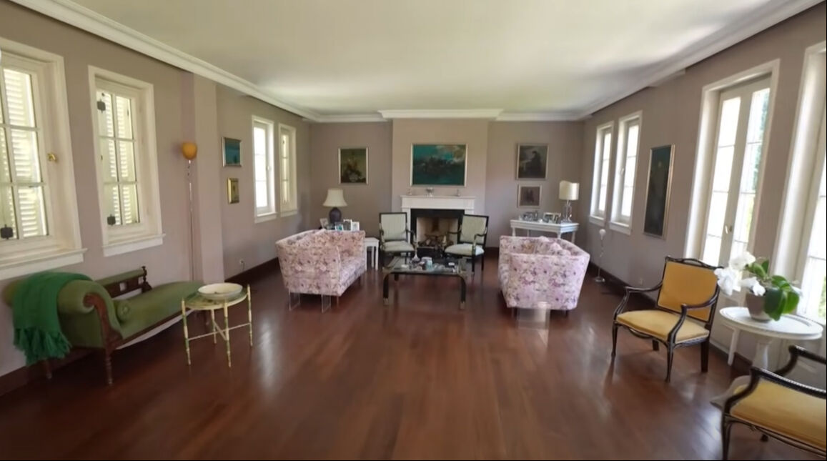 Zerrin Arbaş lüks villasının kapılarını ilk kez açtı! Evin her detayı baktırdıkça baktırdı - 1. Resim